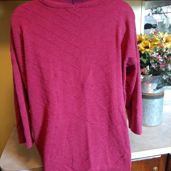 Leo & Nicole Sweater - Picture 2 of 3